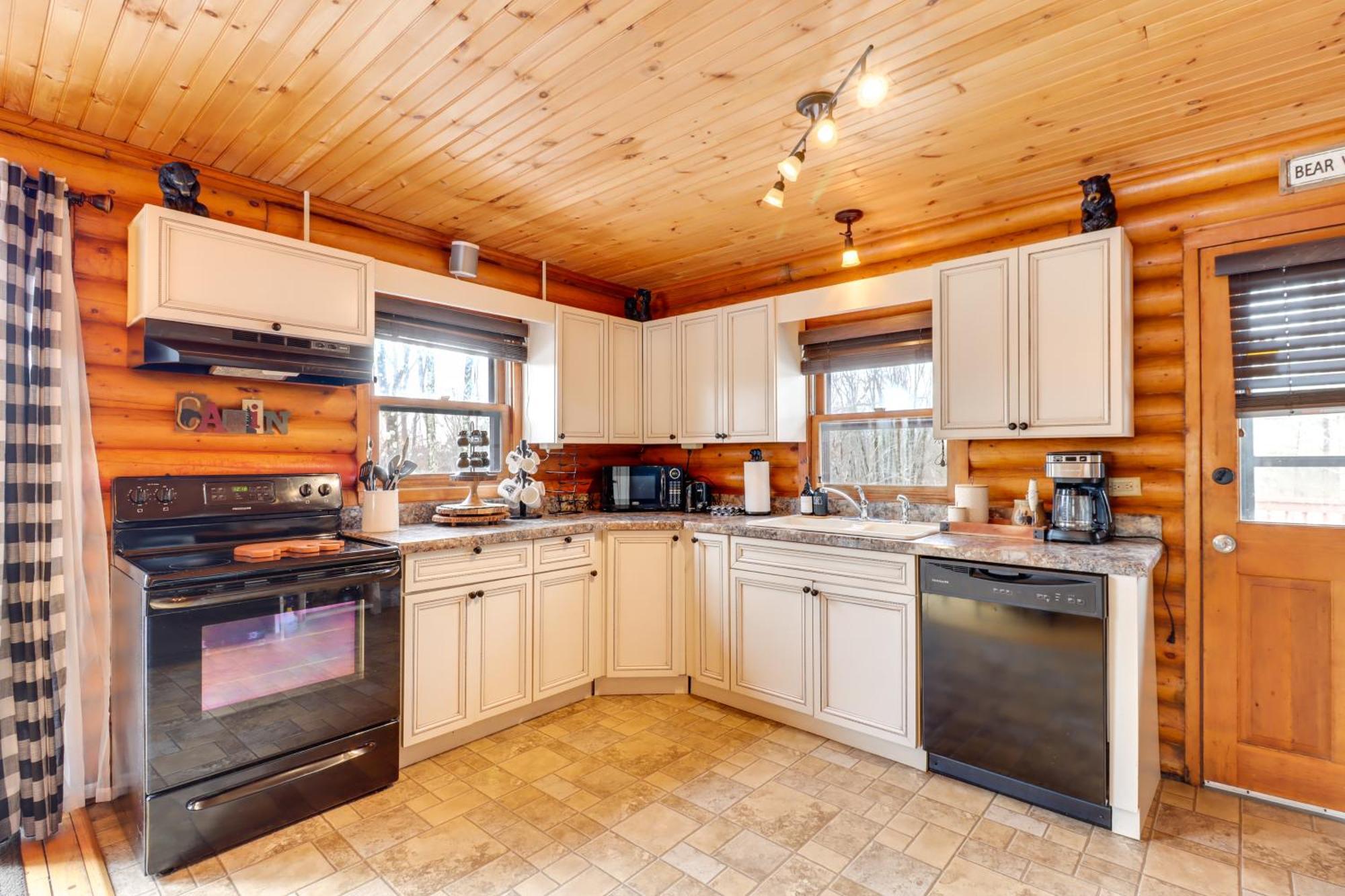 Log With Hot Tub And Fire Pit! Albrightsville