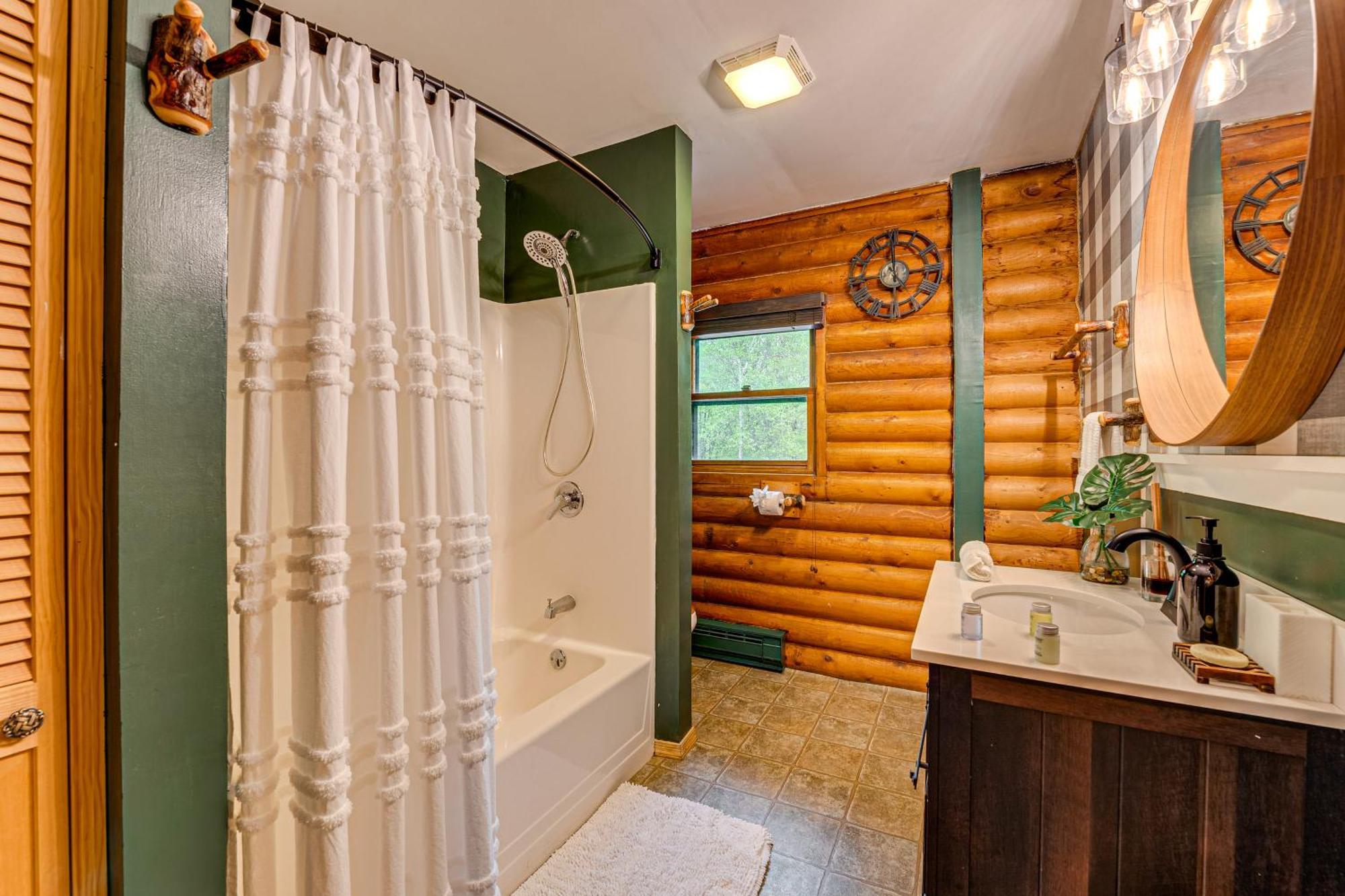 Log With Hot Tub And Fire Pit! Holiday home *