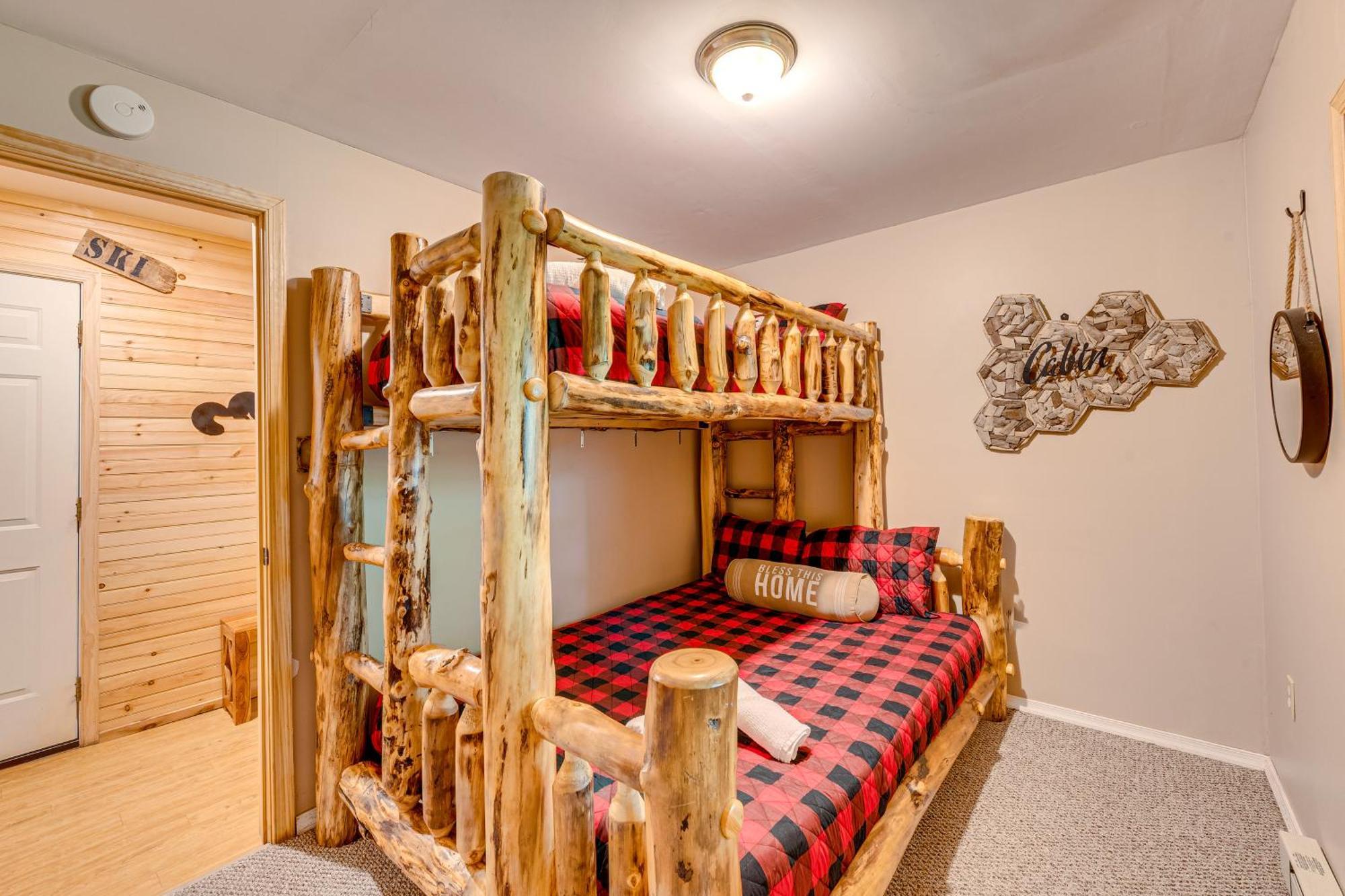 Holiday home Log With Hot Tub And Fire Pit!