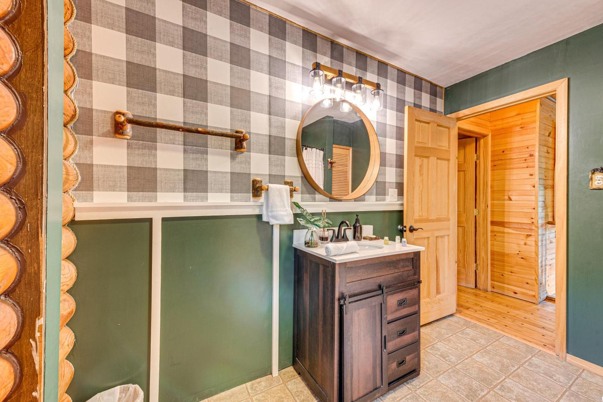 Log With Hot Tub And Fire Pit! Holiday home Albrightsville