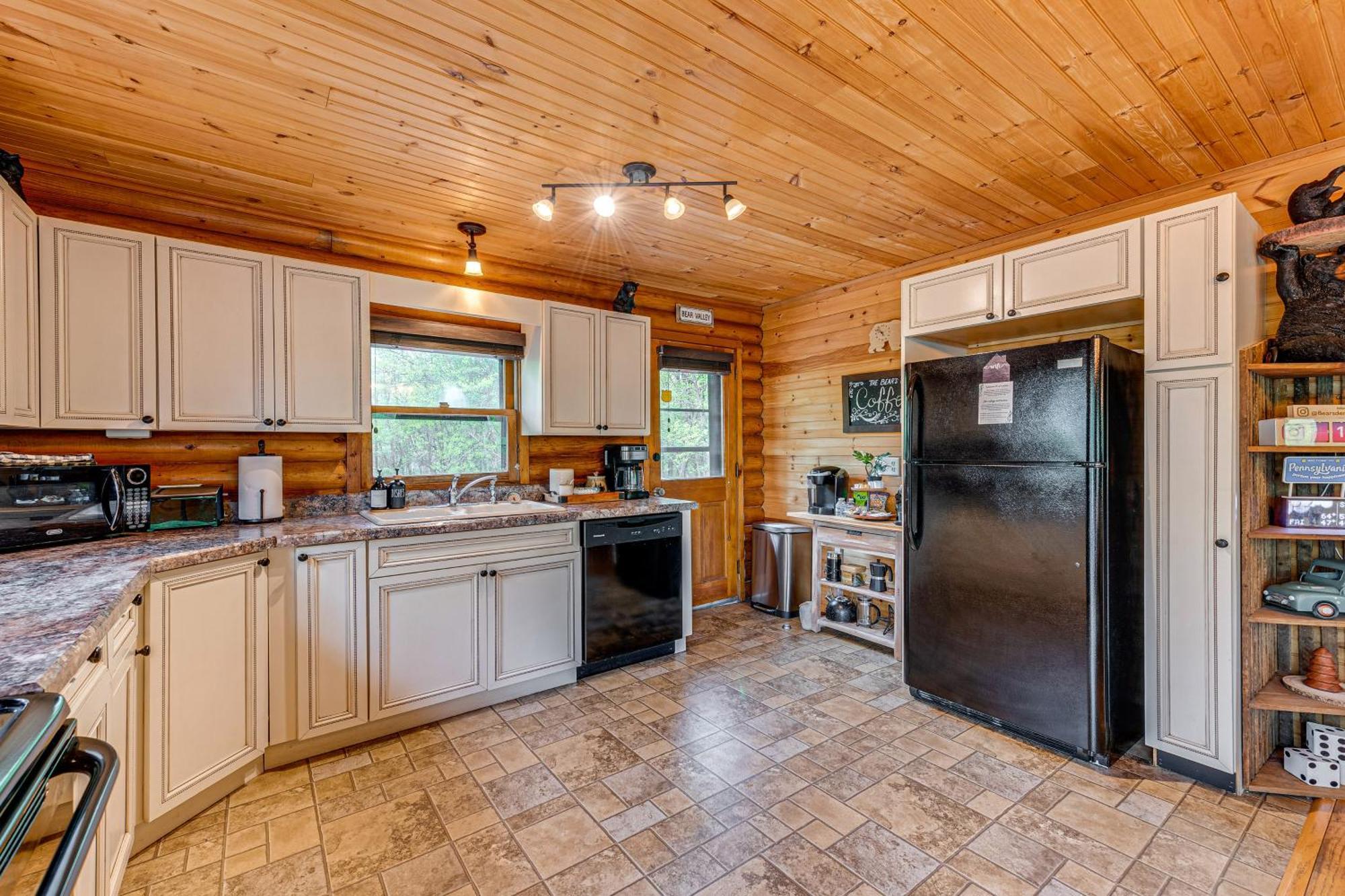 Holiday home Log With Hot Tub And Fire Pit!