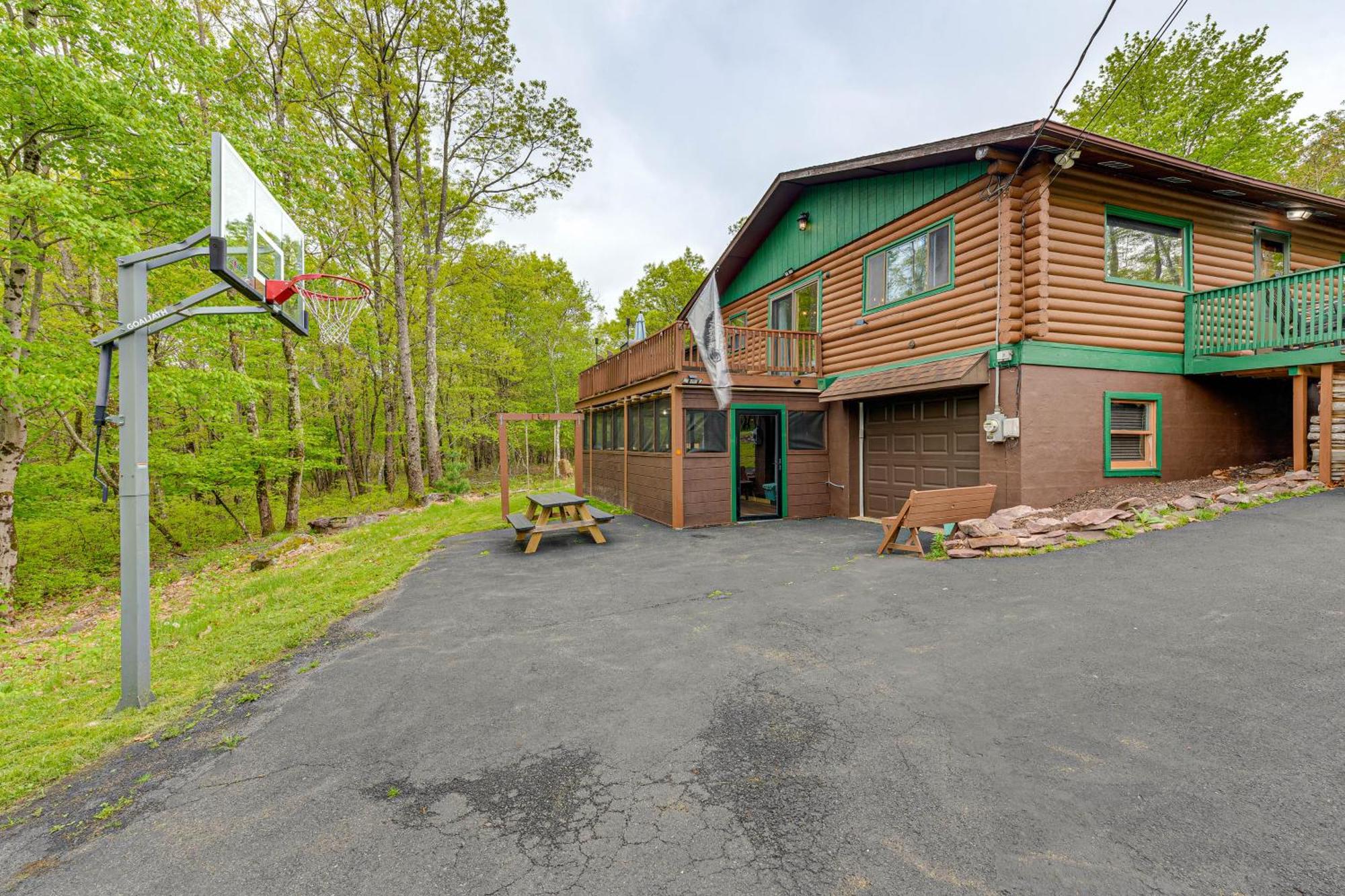 Log With Hot Tub And Fire Pit! Holiday home