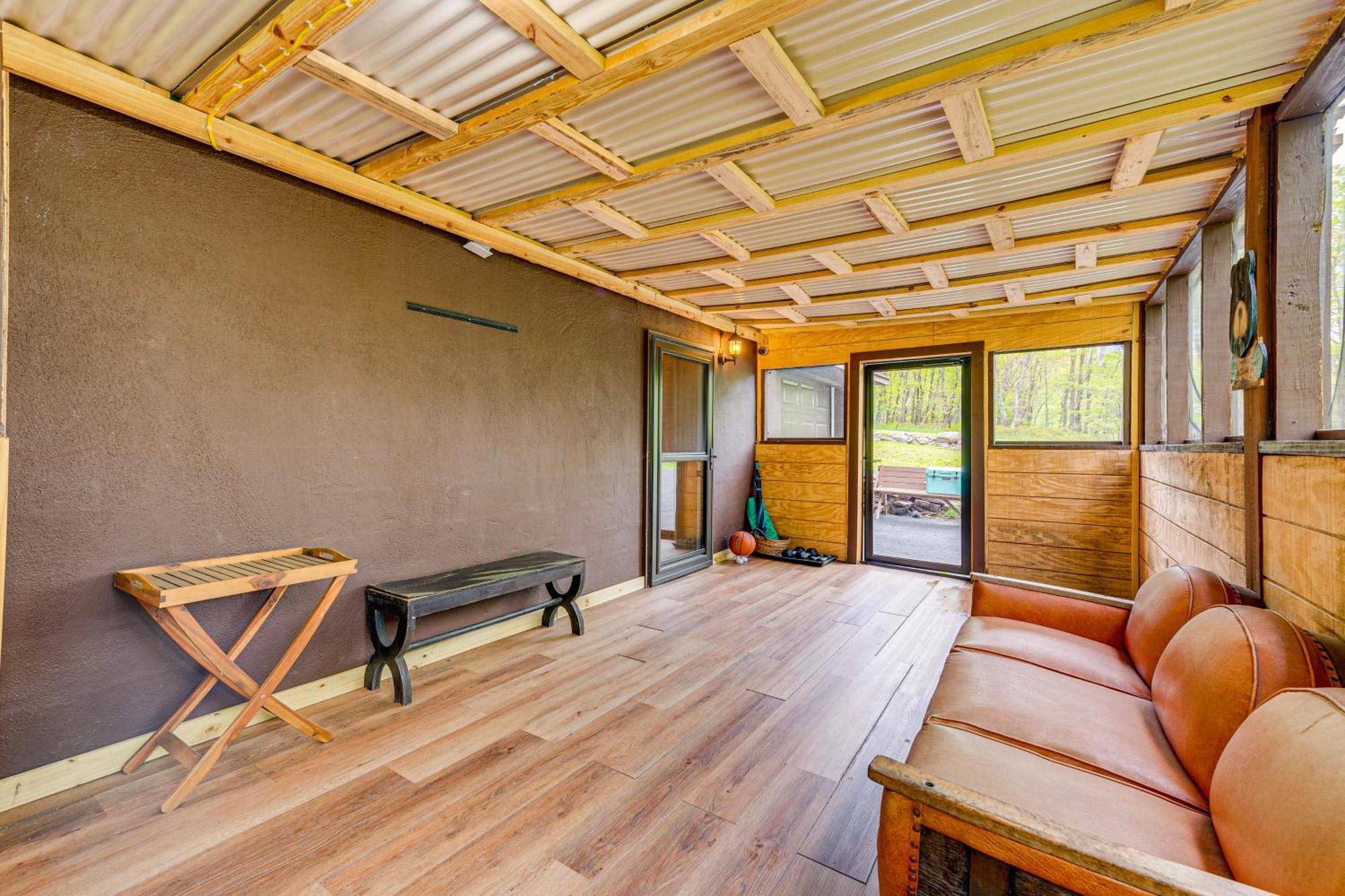 Log With Hot Tub And Fire Pit! Holiday home Albrightsville