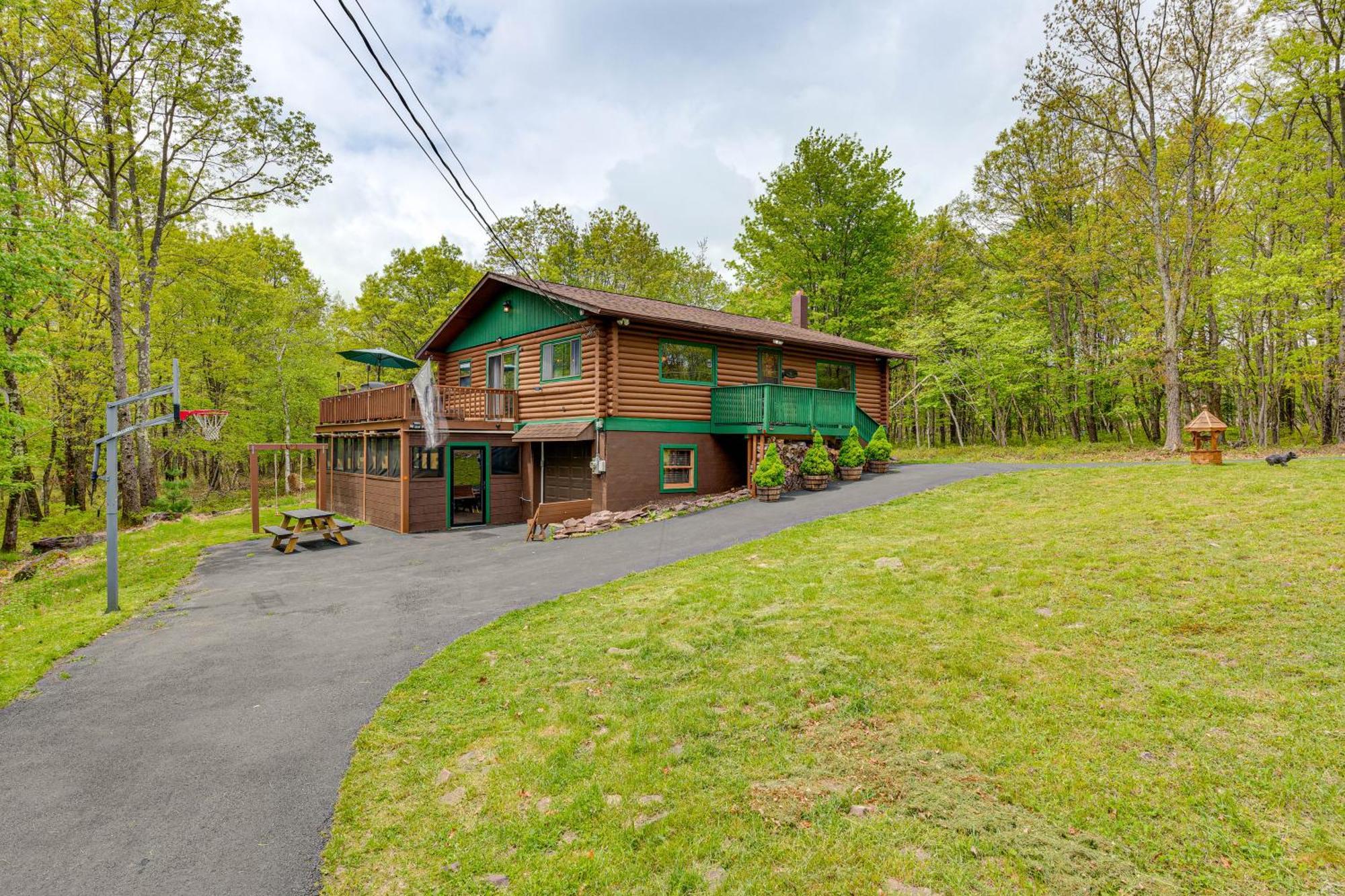 Log With Hot Tub And Fire Pit! Holiday home Albrightsville