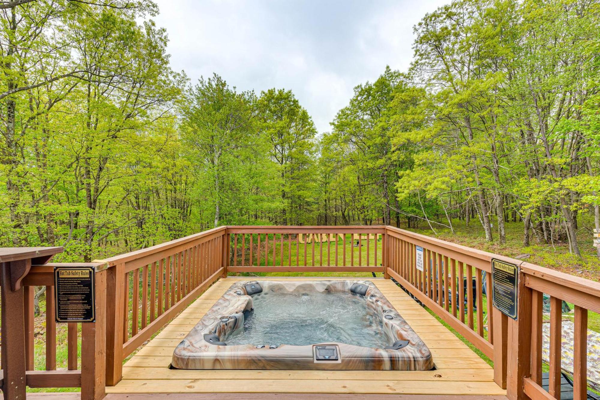 Holiday home Log With Hot Tub And Fire Pit!