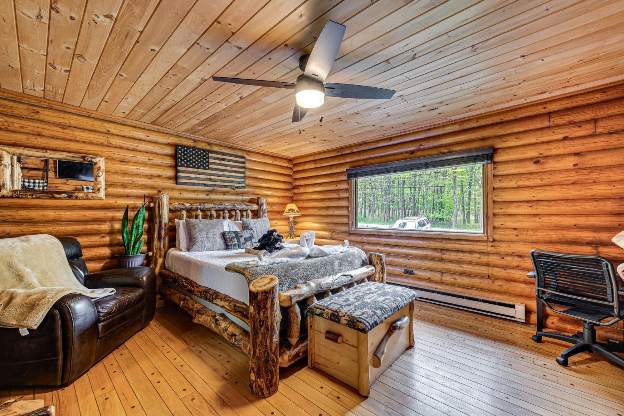 Log With Hot Tub And Fire Pit! *