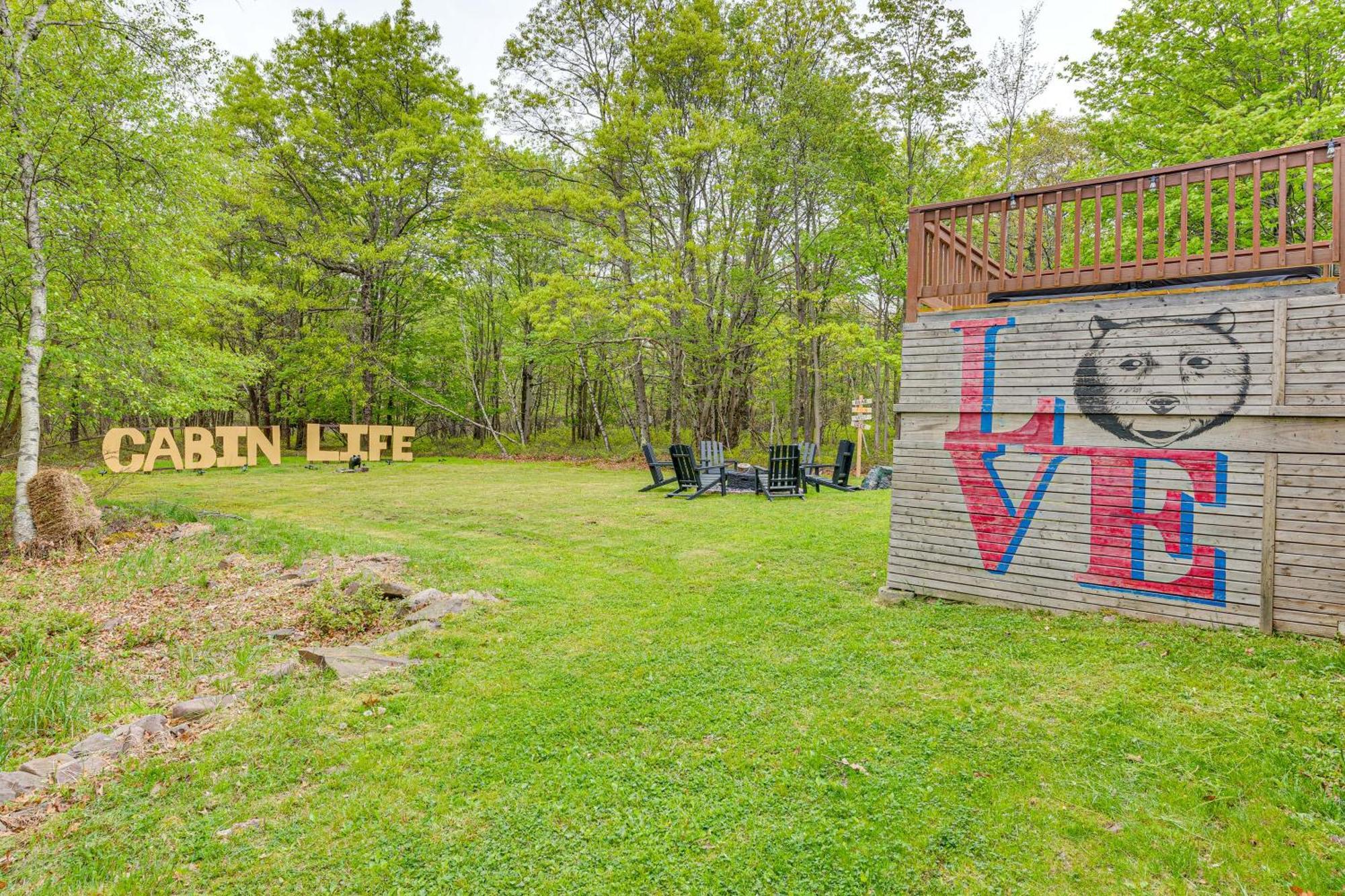 Log With Hot Tub And Fire Pit! Holiday home Albrightsville