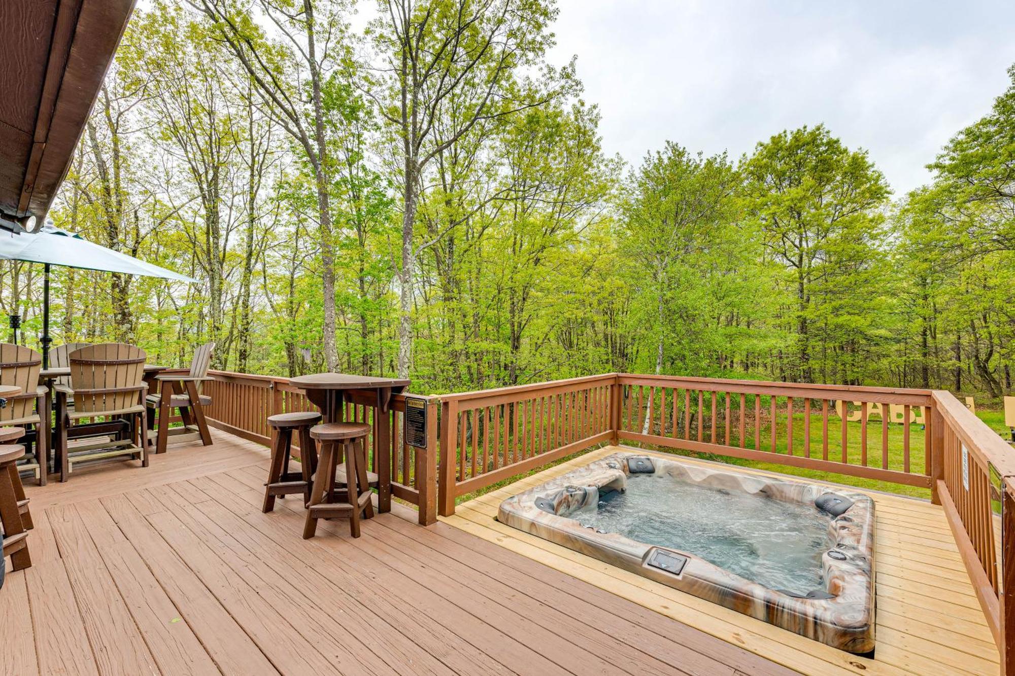 Log With Hot Tub And Fire Pit! Holiday home Albrightsville